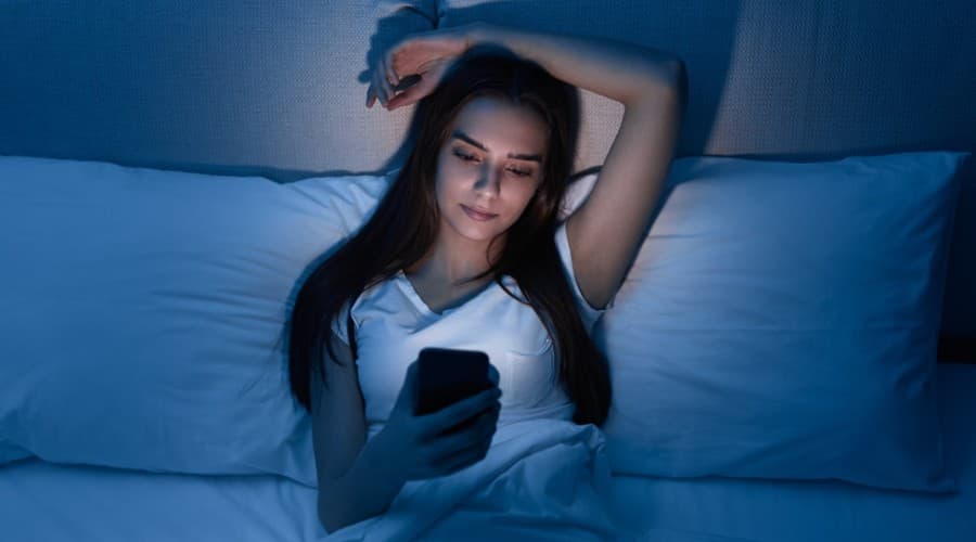 Ánh Sáng Xanh Là Gì? Cách Bảo Vệ Mắt Và Giấc Ngủ