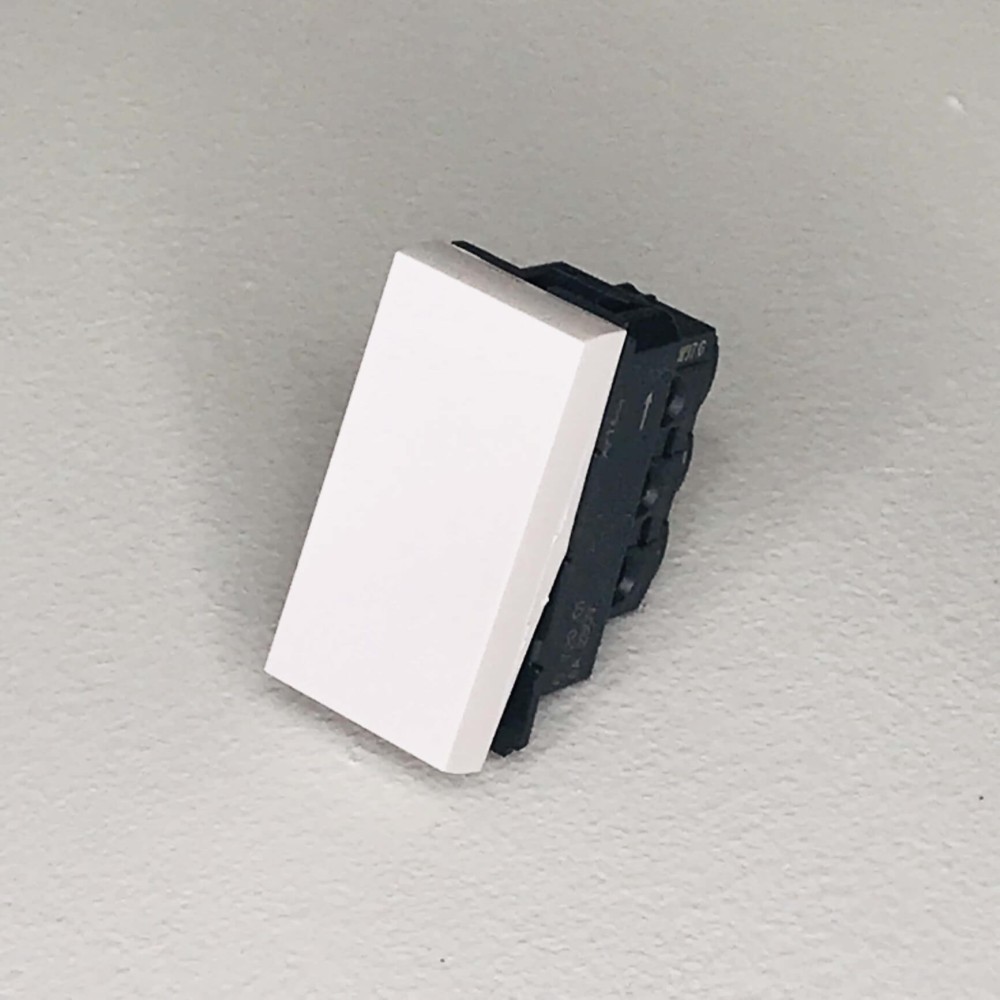 Công tắc 1 chiều 6A 1 module Legrand - 572000 slide 1