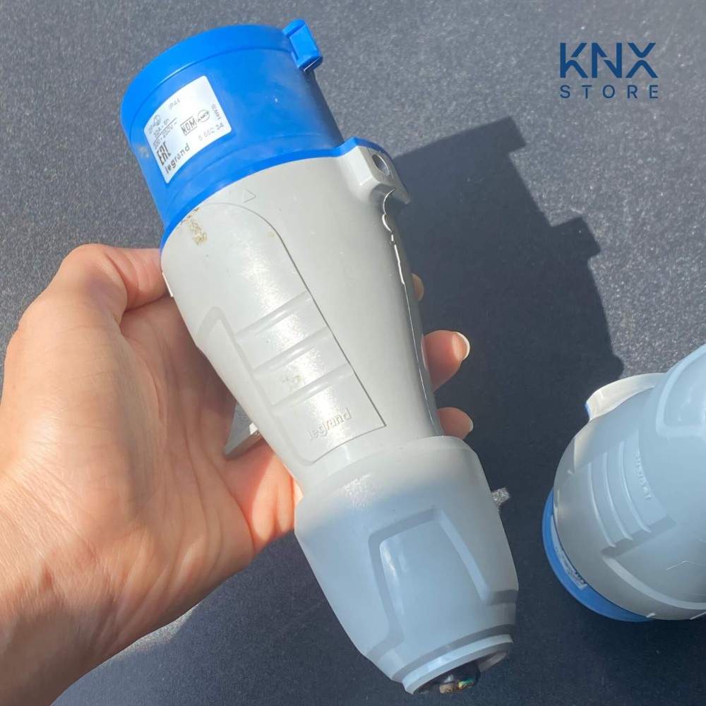 Phích cắm công nghiệp IP44 32A 2P+E Legrand - 555234 slide 1