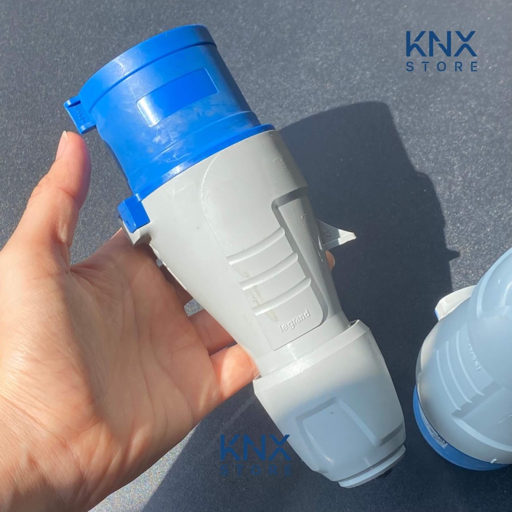 Phích cắm công nghiệp IP44 32A 2P+E Legrand - 555234 slide 2