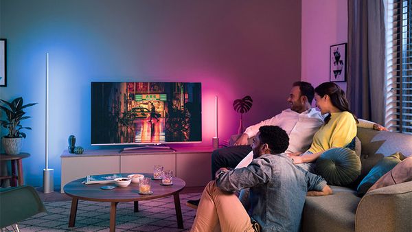 Không gian sống trở nên sinh động hơn với đèn Philips Hue.