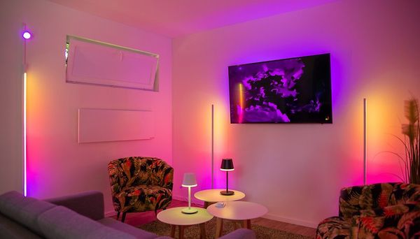 Đèn Philips Hue có thể tùy chỉnh màu theo bất cứ vật thể nào mà người dùng mong muốn.